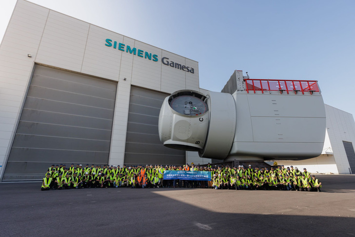 Erstes Maschinenhaus einer SG 14-222 nach der Produktion und erfolgreichen Tests vor der Fertigungshalle von Siemens Gamesa in Taichung, Taiwan