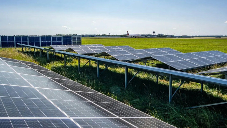 Mehrere verschiedene Solaranlagen haben die Monteure auf dem Flughafengelände in Hannover errichtet.