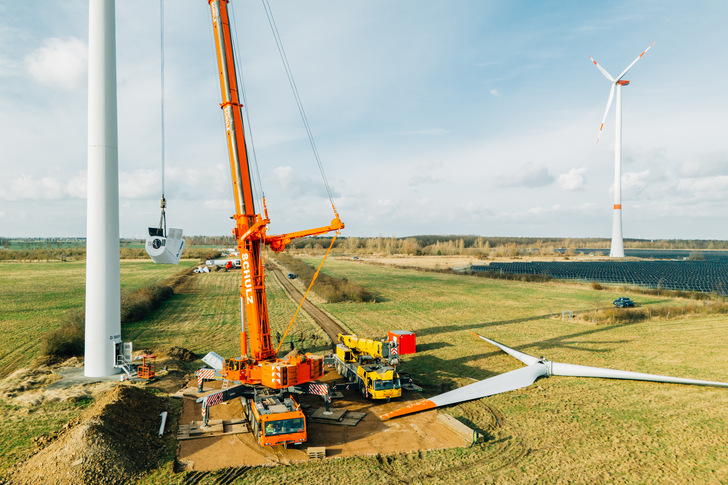 Rückbau einer Windkraft-Anlagen in Roitzsch im Rahmen eines Repowering-Projektes von Enertrag.