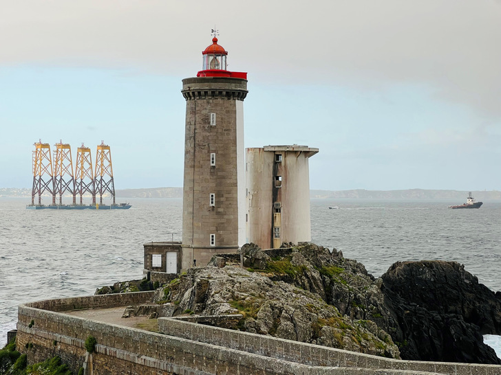 Bau des Offshore-Windparks St. Brieuc, dessen Inbetriebnahme im Mai 2024 erfolgte.