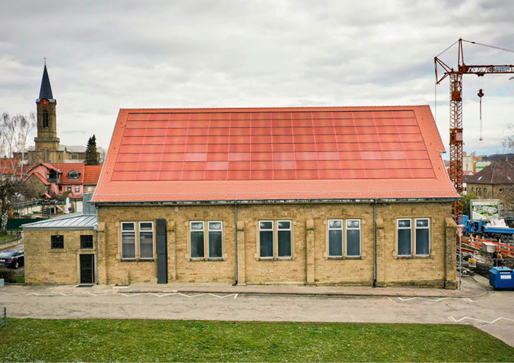 Bei Bestandsgebäuden gilt die Regel: Je unsichtbarer die Solar-
anlage ist, desto höher ist die Akzeptanz. Wie so etwas geht, zeigt dieses Projekt der denkmalgeschützten Turnhalle in der Stadt Eppingen, die mit ziegelrot gefärbten Morpho-Color-Modulen eingedeckt ist.