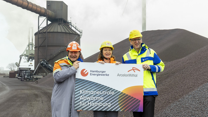 Hamburgs Energiesenator Jens Kerstan, Monika Boh, CEO von ArcelorMittal Hamburg, und Michael Prinz, Geschäftsführer der Hamburger Energiewerke freuen sich über den Wärmeliefervertrag.