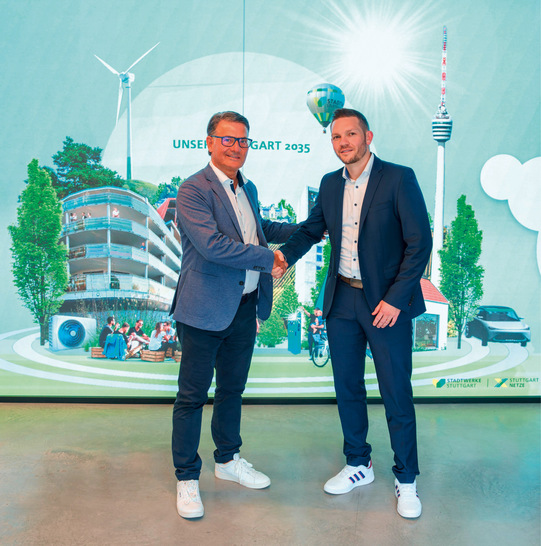 Handschlag zum Hydrogen Hub Stuttgart (Elektrolyse an Wasserstoffnetz) mit dem Technik-CEO der Stadtwerke Stuttgart Peter Drausnigg (links) und dem leitenden Experten bei Techniklieferant Siemens, Carsten Koch. Thost macht das Projektmanagement und hilft so auch Stuttgarts Windkraftausbau.