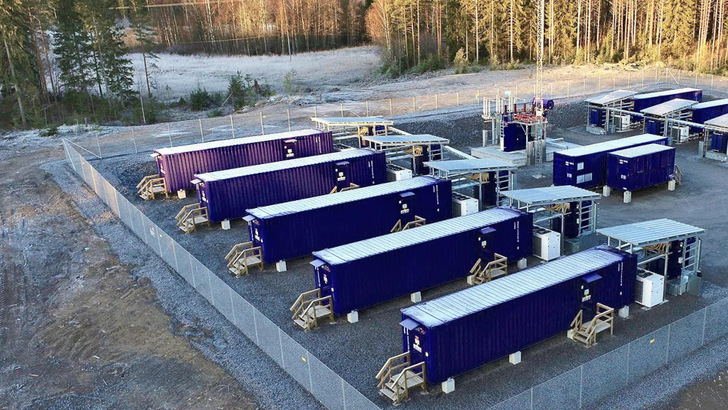 Die Anlage in Arneburg in Sachsen-Anhalt kann 90 Megawattstunden Strom zwischenlagern.