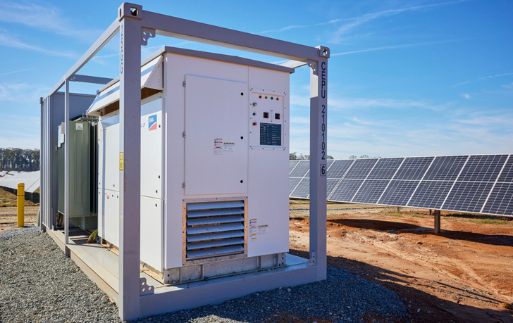Die Kombination der Solaranlagen mit Speichern stabilisiert die Preise am Strommarkt.