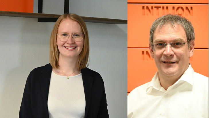 Sarah Scharfen (links) ist Business Development Managerin bei Intilion. Henrik Hauptmeier ist Spezialist für Energiewirtschaft bei Intlion. Ebenfalls im Gespräch, aber nicht im Bild: Pascal Lefarth, Sales and Application Engineer bei Intilion.