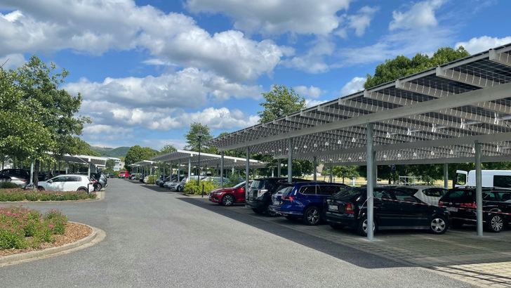 Solch eine solare Überdachung, wie Gridparity sie vor dem Schwimmbad in Plettenberg gebaut hat, bekommt jetzt auch das Erlebnisbad in Wiener Neustadt.