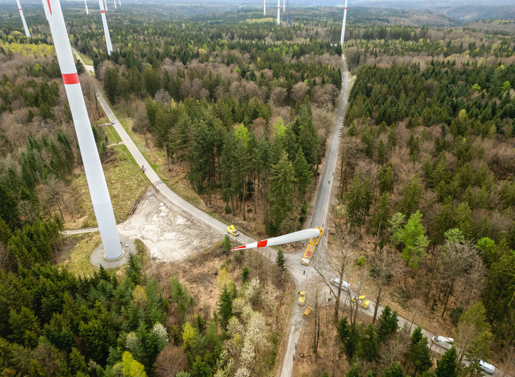 Errichtung des Windparks Sulzbach-Laufen in Baden-Württemberg. Das Projekt von Uhl Windkraft führte zur Errichtung von sieben E-160-Anlagen.