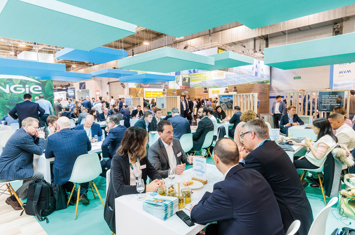 Neben den Foren locken die Messestände zahlreicher Aussteller. Bei Erfrischungsgetränken und Snacks stellen die Firmen ihre neuen Konzepte vor.