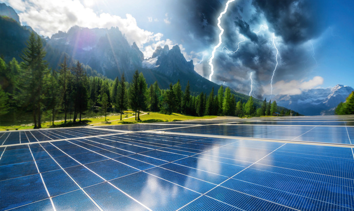 Auch Einschläge in der näheren Umgebung von PV-Kraftwerken können auf unterschiedliche Arten Schäden verursachen.