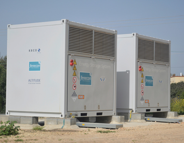 Speichersysteme können überschüssige Energie aufnehmen und zeitversetzt in das Stromnetz einspeisen. So werden Netze entlastet und Solar- und Windparks vor Ertragsverlusten geschützt.