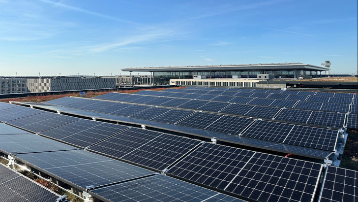 Die neuen Solaranlaagen auf den Dächern des BER liefern jedes Jahr 2,2 Gigawattstunden sauberen Sonnenstrom.