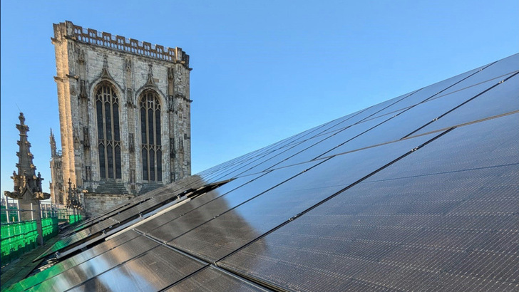 Die Module von Solarwatt fügen sich gut in die Dachumgebung ein.