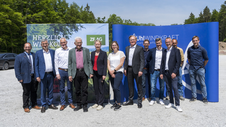 Mai 2023, Baustelle des Sieben-Anlagen-Windparks Sulzbach-Laufen mit Baden-Württembergs Ministerpräsident Winfried Kretschmann und Umweltministerin Thekla Walker (4. und 5. von links) sowie dem Team von Uhl Windkraft aus Ellwangen. Das Projektierungsunternehmen hat von Carl Zeiss auch den Auftrag für dessen Zehn-Anlagen-Windpark im 30 Kilometer Luftlinie entfernten Oberkochen erhalten. Im Mai oder Juni will Uhl den Antrag stellen, 2028 soll der Netzanschluss des Carl-Zeiss-Eigenversorgungswindparks erfolgen.
