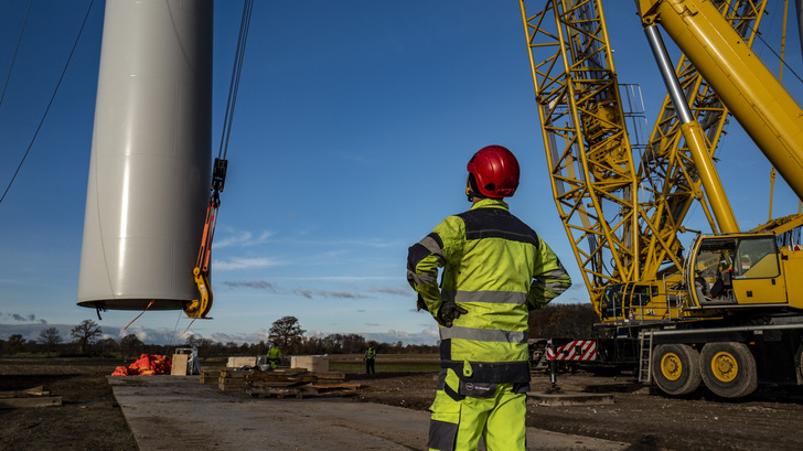 Bau des Windparks Niendorf bei Bad Segeberg mit zwei GE-Anlagen vom Typ GE-3.8, der 2018 in Betrieb ging. Die Planungsbehörden hatten das Eignungsfeld für Windkraft mit dem Hinweis als zumutbar genehmigt, dass im benachbarten 20 Jahre alten Altwindpark Tralau nach dem Repowering Anlagen ähnlicher Dimension entstehen würden.