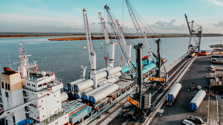 Niedersachsenkai Brake - Verladung von Turmteilen