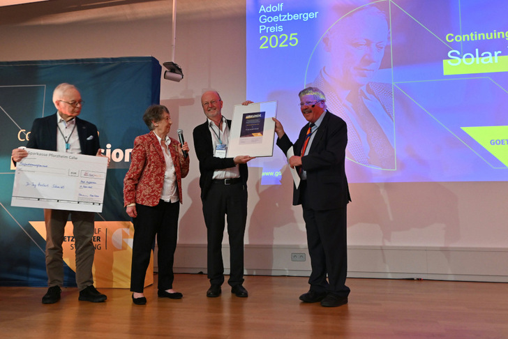 Auf dem diesjährigen PV-Symposium nimmt Heribert Schmidt (2.v.l.) den ersten Adolf Goetzberger Preis aus den Händen von Ursula Goetzberger entgegen.