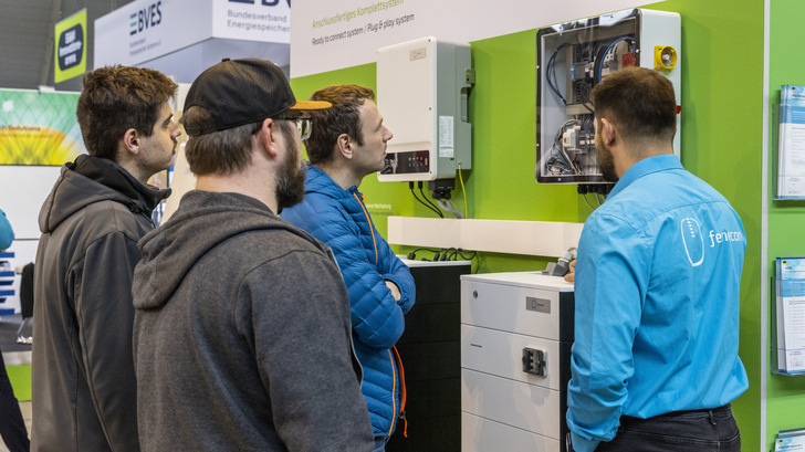 Fachlicher Austausch auf der Volta-X 2025: Ausstellerinnen und Aussteller präsentieren neueste Technologien und Lösungen zur Energiewende und diskutieren mit Branchenexpertinnen und -experten über aktuelle Entwicklungen.