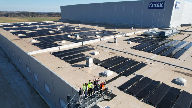  Engagierte Zusammenarbeit der Teams von Energy Partners und JYSK in Kammlach. - © Max Solar