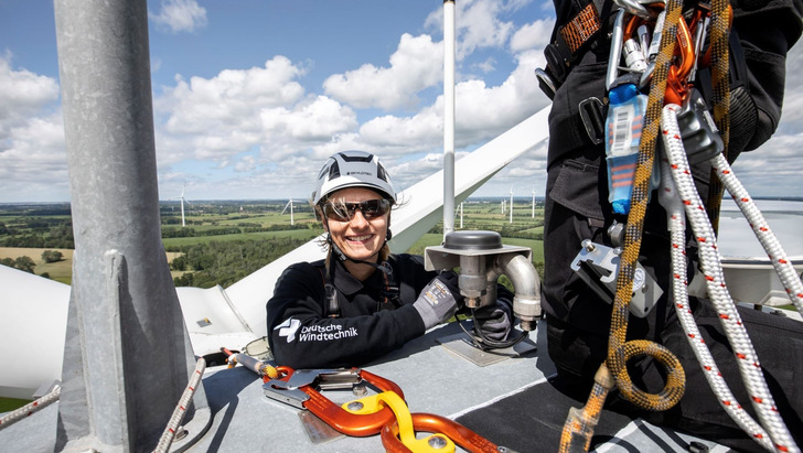 Bedarfsgesteuerte Nachtkennzeichnung beziehungsweise sogenannte BNK, eingebaut von Service-Kräften der Deutsche Windtechnik