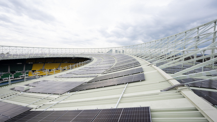 Die Installation auf der Dachkonstruktion des Stadions war nicht so einfach. Aber die Installateure haben es pünktlich geschafft.