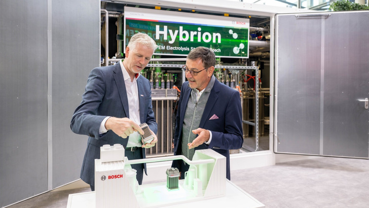 Bosch und Fest präsentieren auf der Hannover Messe 2025 den Elektrolyseur mit den Hybrion Stacks.