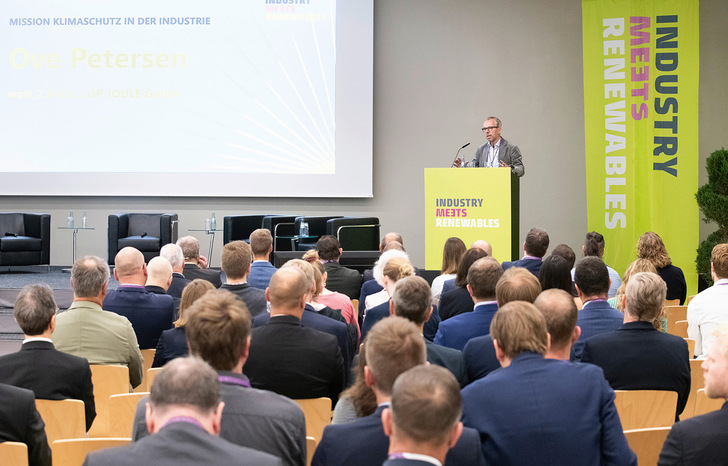 Ove Petersen, Vorstandsvorsitzender von Watt 2.0 und Geschäftsführer von GP Joule, betonte in seinem Grußwort 2024, wie durch die Bündelung der Kräfte von Industrie und erneuerbaren Energien echte Wettbewerbsvorteile für den Standort Deutschland geschaffen werden können.