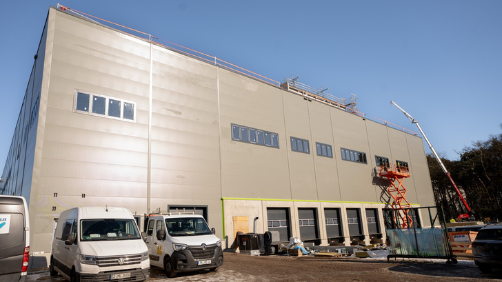 Die neue Produktionshalle von Tesvolt.