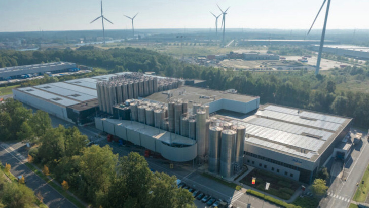 Die Module auf dem Dach von Sabic in Genk sind nicht nur leicht. Sie können auch einfach recycelt werden.