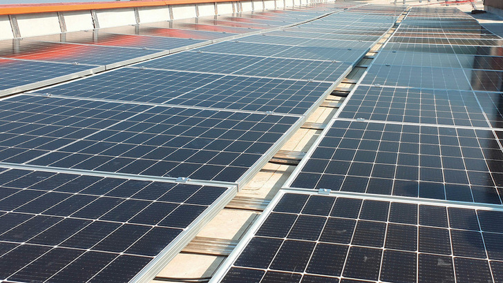 Auch Anlagen auf Gewerbedächern können mit Mietkauf finanziert werden. - © Gorfion Green Energy