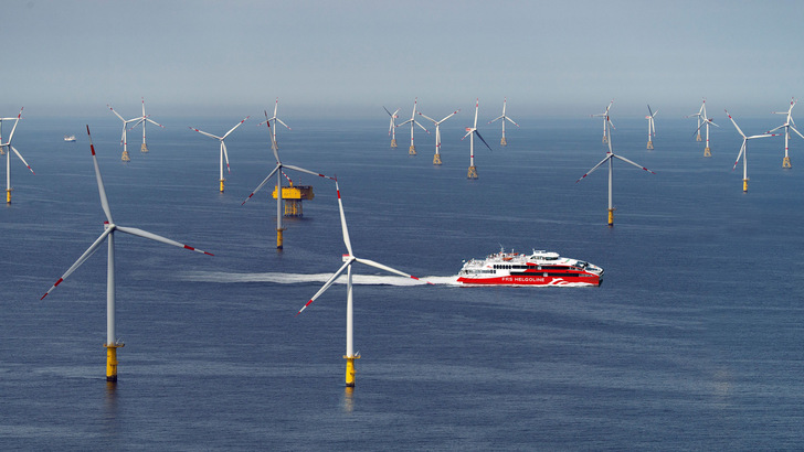 Hochgeschwindigkeits-Katamaran Halunder Jet der FRS Helgoline durchquert Nordsee-Windpark.