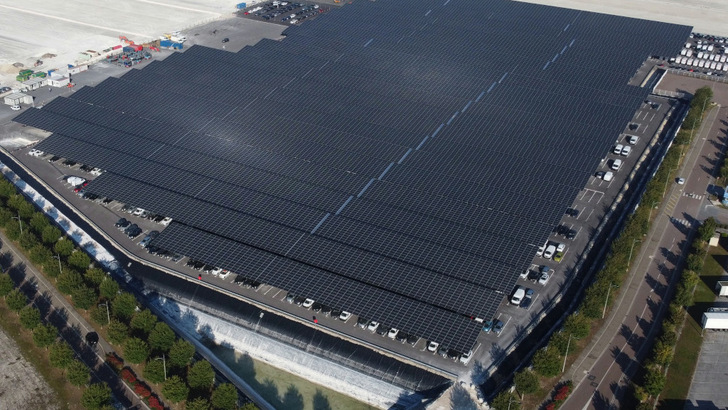 In Vatry bei Paris park Mosolf schon seine Ware unter einem großen Solarcarport. - © Axpo