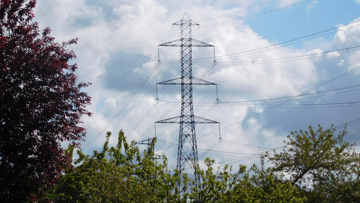 Die Bundesnetzagentur will die Kosten für die Nutzung des Netzes teilweise auf die Betreiber von Ökostromanlagen abwälzen. - © Velka Botička