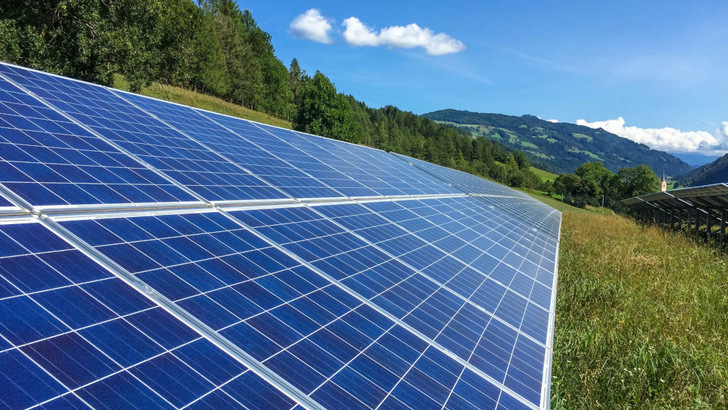 Die Solarbranche in Österreich hat es derzeit schwer. Denn die neue Bundesregierung baut derzeit kräftig neue Hürden auf.