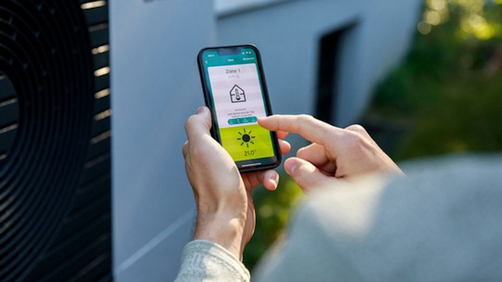 Durch eine optimierte Steuerung nutzen die Wärmepumpen Strom aus Solaranlagen dann, wenn er üppig vorhanden ist. - © Christine Lutz/Green Planet Energy