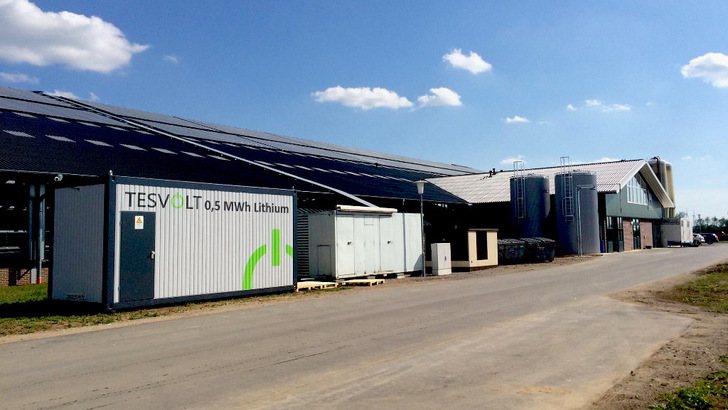 Immer mehr Betreiber von Solaranlagen investieren zusätzlich in einen Speicher – auch in der Schweiz.