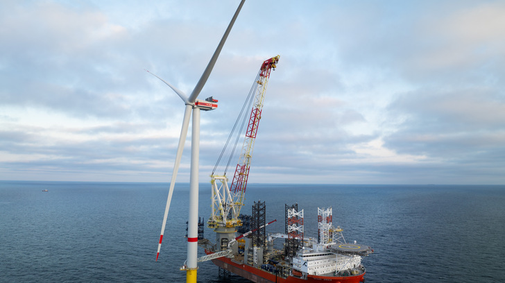 Erste Windenergieanlage im Nordsee-Windpark He Dreiht von EnBW, errrichtet im April 2025, der noch 2025 mit 960 Megawatt ans Netz gehen soll. - © EnBW - Weltenangler
