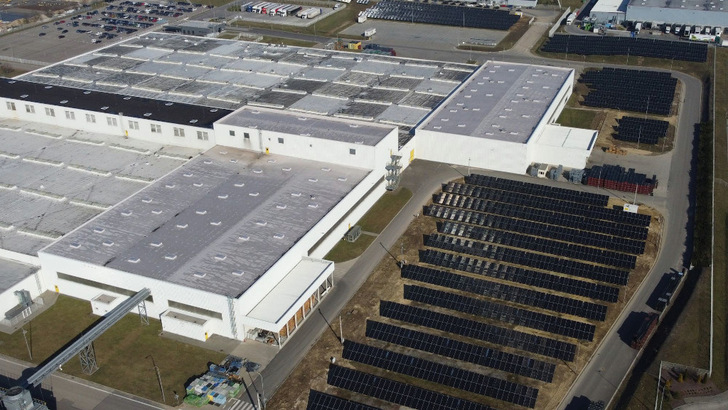 Wie die Energiewende auch bei hohem Stromverbrauch geht, zeigt der Autohersteller Stellantis. Im Motorenwerk im polnischen Tychy ist das alte Kohlekraftwerk einem Solarpark gewichen, der jetzt die Produktion bestromt. - © Quanta Energy