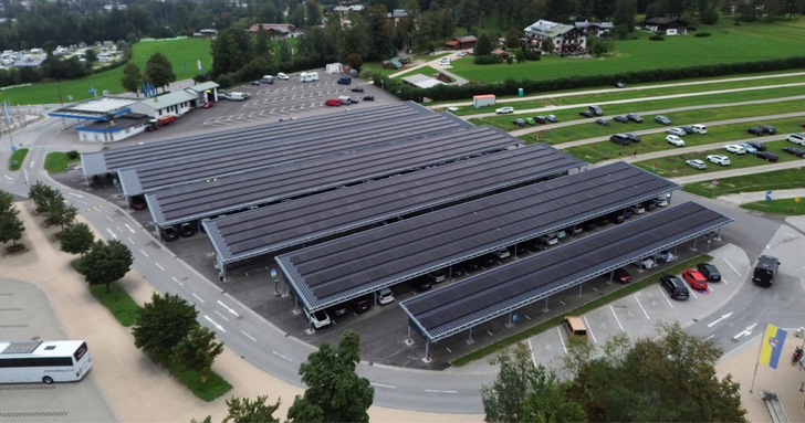 Insgesamt 4.700 Quadratmeter des Parkplatzes am Königssee wurden mit Solarmodulen überdacht. Für die Gemeinde ist dies in Zukunft eine Einnahmequelle.
