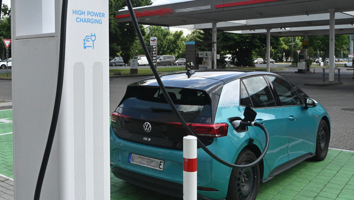 Im direkten Vergleich mit Diesel und Benzin schneiden die Elektroautos meist besser ab. Es sei denn, sie laden ausschließlich an Schnellladesäulen.