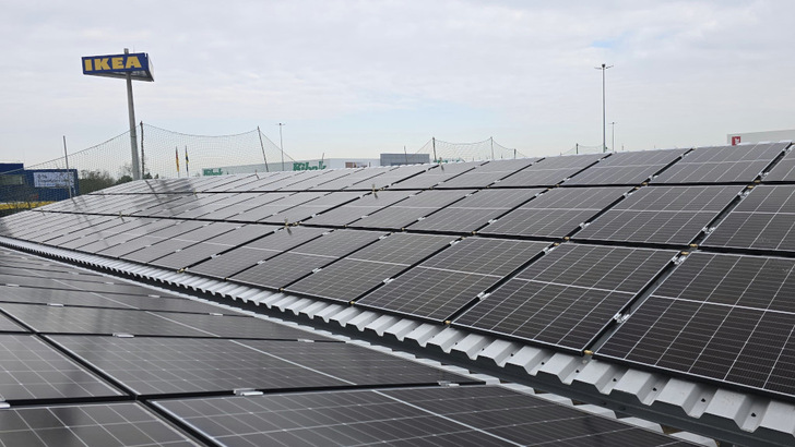 Die PVT-Kollektoren (rechts) von TWL Technologie hat Solarstep mit normalen Photovoltaikmodulen kombiniert.