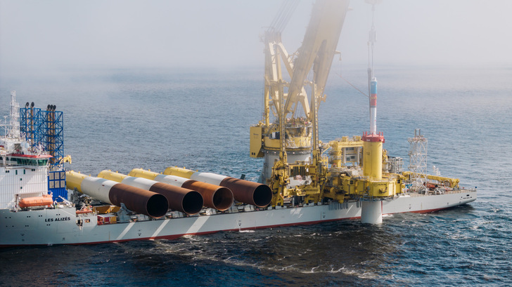 Erste Piles für die Basis des Offshore-Windparks Thor. Offshore-Wind ist das Thema der Konferenz Windforce in Bremerhaven.  - © RWE