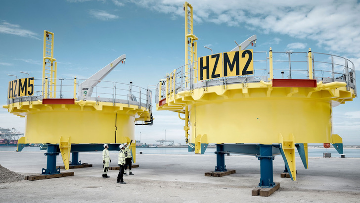 1,5-Gigawatt-Windpark Hollandse Kust Zuid, Juli 2021: Transport der ersten Unterwasserfundamente ins Baufeld des niederländischen Windparks beginnt.