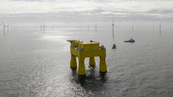 Anfang Juni 2025 - Umspannstation Dolwin Epsilon ist am Platz am Windpark Borkum Riffgrund 3 von Ørsted mit 915 Megawatt. Die gesamte Anbindung des Windparks an Land, Dolwin 5, über ein 130 Kilometer langes Unterwasserkabel benötigt keine zusätzliche zweite parkinterne Umspannplattform mehr.