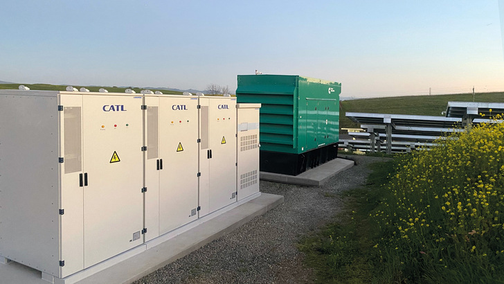 Socomec kombiniert seinen Gewerbespeicher mit Batteriezellen von CATL. Ein zertifiziertes Sicherheitssystem ist integriert.