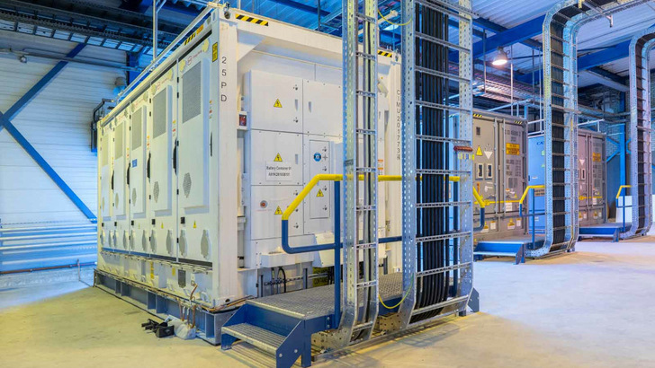 Der neue Speicher wurde mit einem extrem schnellen Wechselrichter ausgestattet.