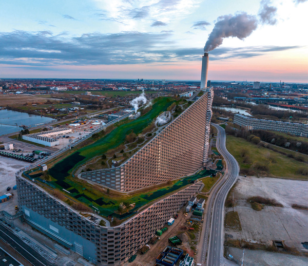 Die Müllverbrennungsanlage Amager Bakke verbrennt seit 2017 in Kopenhagen jährlich 400.000 Tonnen Müll und beliefert rund 160.000 Haushalte mit Fernwärme und 62.500 Häuser mit elektrischer Energie. Das Dach dient als künstliche Skipiste.