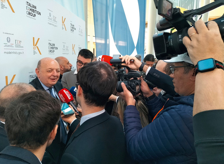 Minister für Umwelt und Energiesicherheit, Gilberto Pichetto Fratin, umringt von Journalisten auf der Messe Key in Rimini im März 2025