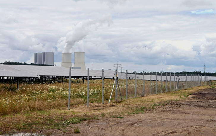 Sonne oder Gas? In der Bundesregierung ist die Entscheidung noch nicht endgültig gefallen. Immerhin: Im sächsischen Witznitz wurde eine alte Kohlehalde solarisiert.