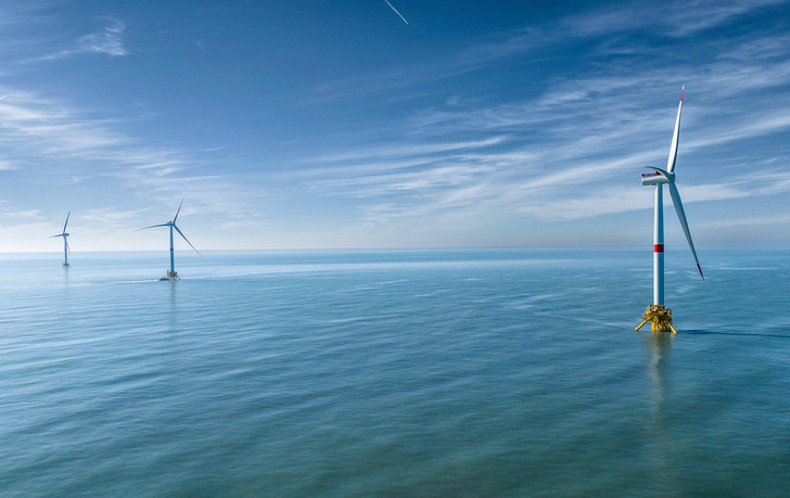 Im Juni fertiggestellter neuer schwimmender Offshore-Windpark und der erste Windpark Frankreichs aus mehreren Floating-Wind-Turbinen in Offshore-Nennleistungsgröße: Mittel­meerprojekt Provence Grand Large bei Marseille aus drei Siemens-Gamesa-Anlagen mit zusammen 25 Megawatt.